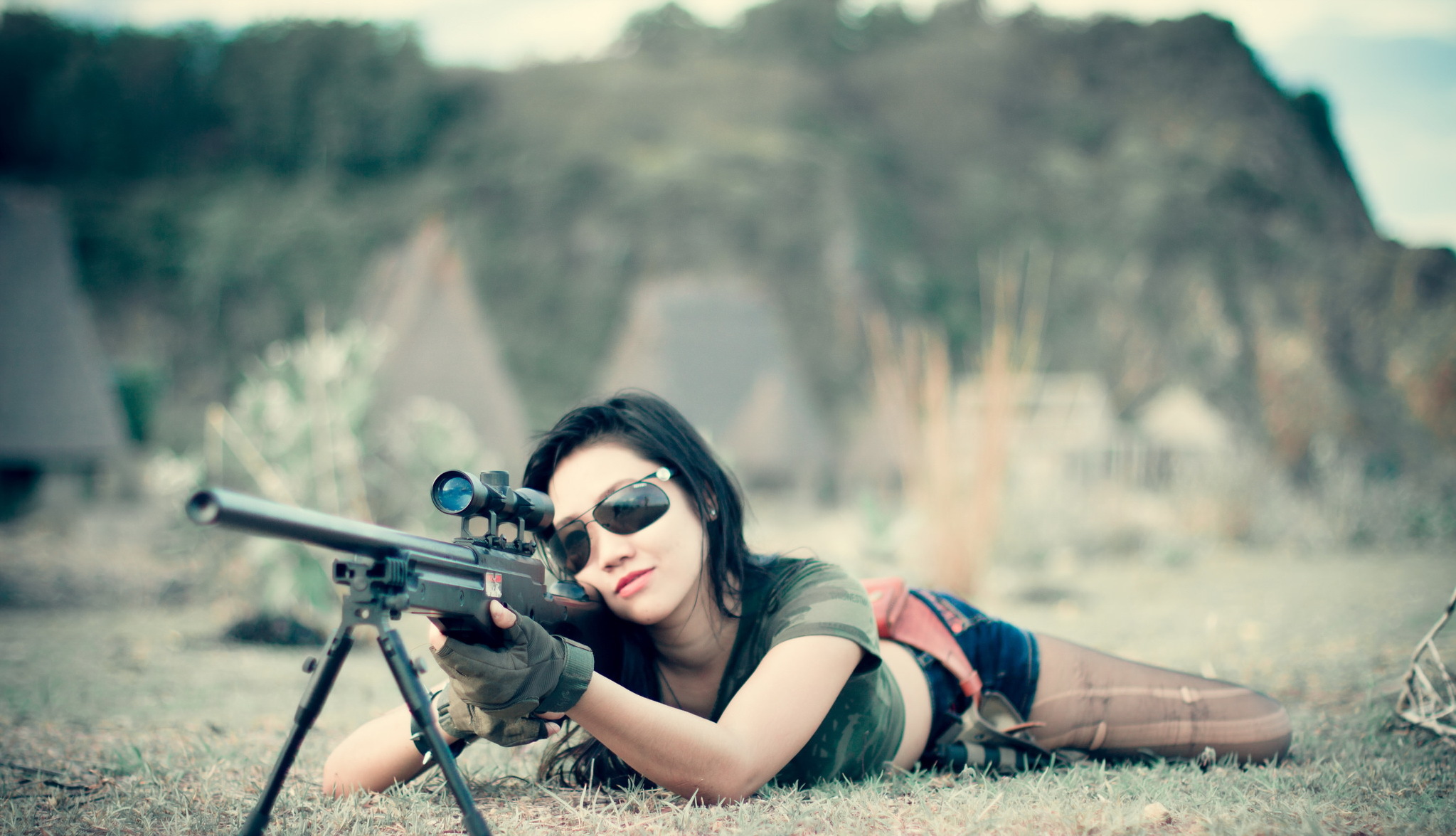 Девушка с оружием